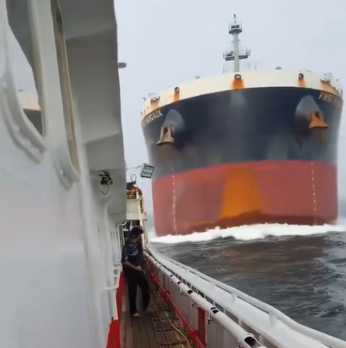 Spettacolare collisione in mare: nave mercantile da 82.000 tonnellate si scontra con un peschereccio