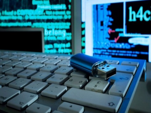 computer e chiavetta computer e chiavetta