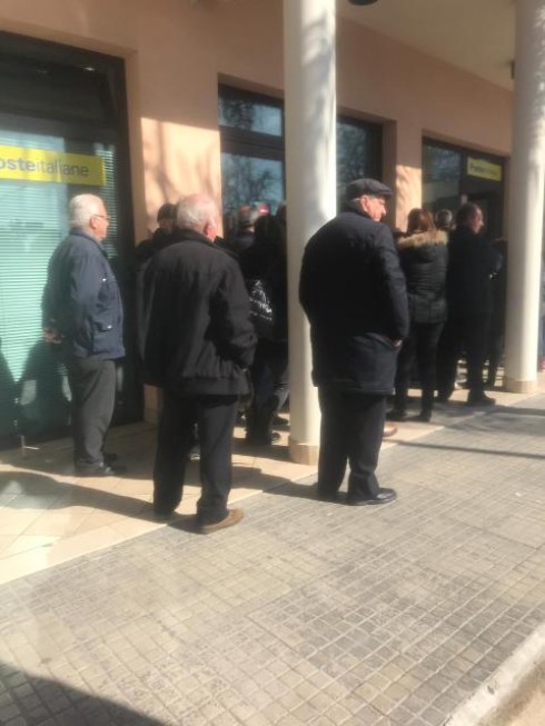 Anziani rassegnati in fila al freddo per ritirare la pensione: proteste