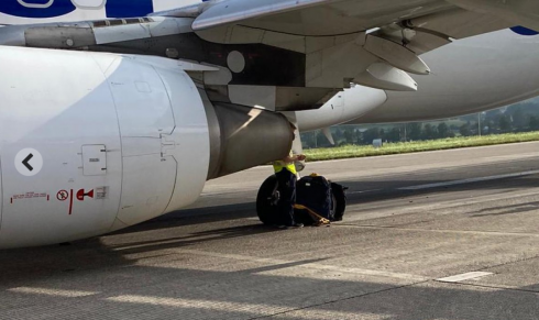 Paura in volo: tre pneumatici aereo Edelweiss scoppiano al decollo. 