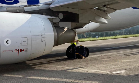 Paura in volo: tre pneumatici aereo Edelweiss scoppiano al decollo.