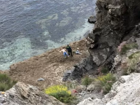 La coppia cade da una scogliera di 30 metri per un selfie andato storto