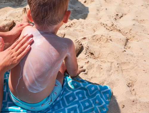 Trovato nelle urine di quasi tutti i bambini residui di crema solare