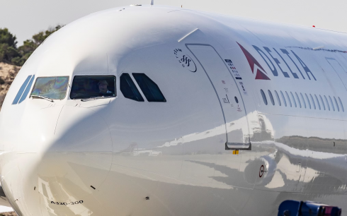 Pilota d'aereo sale a bordo ubriaco prima del volo da Edimburgo a New York