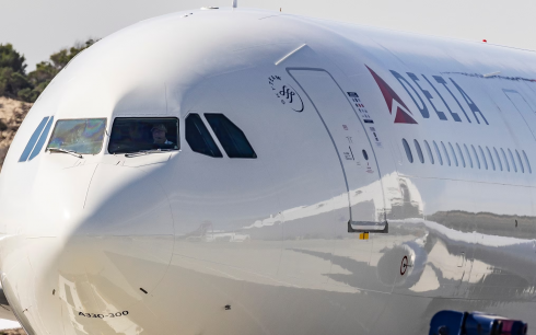 Emergenza in volo: Boeing 767 Delta diretto a Napoli rientra a New York per surriscaldamento al motore