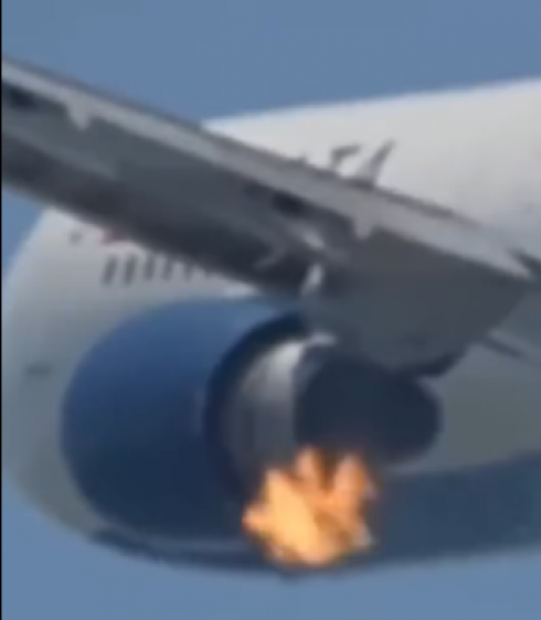 Los Angeles: il video del momento terrificante in cui il motore di un aereo prende fuoco durante il decollo