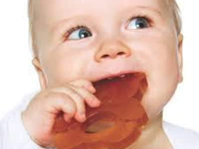 Attenzione mamme alcuni prodotti per la dentizione dei bambini contengono zuccheri e alcol.