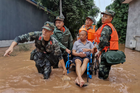 Cina: 7 persone sono morte scattando dei selfie vicino a una diga quando è straripata - Il video