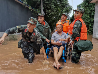 Cina: 7 persone sono morte scattando dei selfie vicino a una diga quando è straripata - Il video