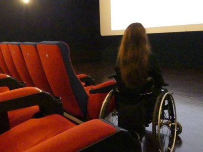 Entrare al cinema in sedia a rotelle non è un diritto, brutte notizie per anziani e disabili. 