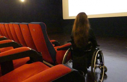 Entrare al cinema in sedia a rotelle non è un diritto, brutte notizie per anziani e disabili.