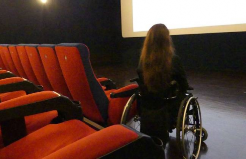 Entrare al cinema in sedia a rotelle non è un diritto, brutte notizie per anziani e disabili. 