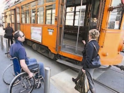 disabili fermata tram