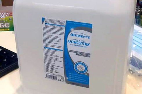 Bevono disinfettante per le mani per ubriacarsi quando l'alcol è finito alla festa e muoiono in sette.