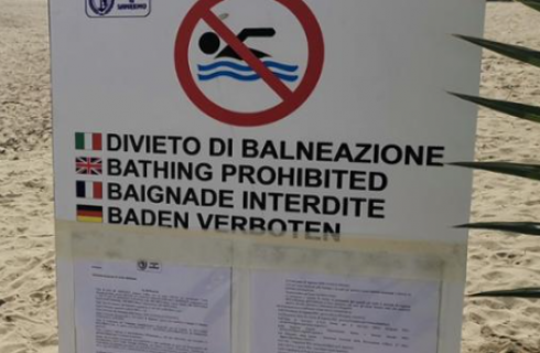 Telo shock a Tenerife: divieto di balneazione in una spiaggia molto frequentata da turisti italiani chiusa a causa di batteri pericolosi