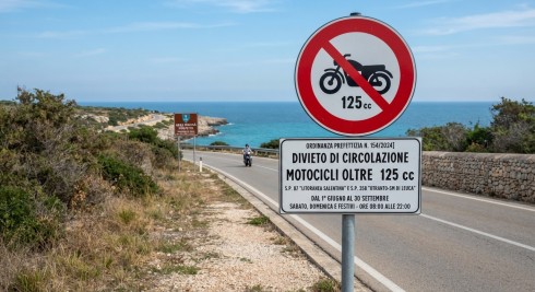 Corse sulle litoranee e stop alle moto oltre 125 cc: lo “Sportello dei Diritti” contesta l’ordinanza del Prefetto