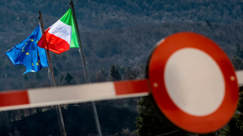 Divieto per gli svizzeri di andare in Italia per fare la spesa: fermato ticinese in dogana, al rientro in Ticino, rischia la multa per un giornale.