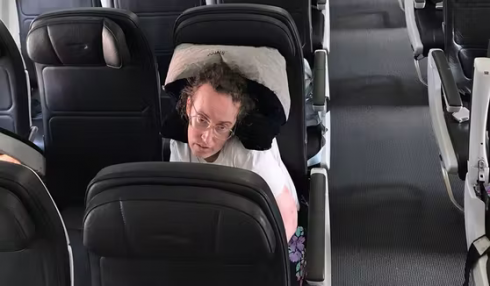 Donna disabile dimenticata sull'aereo per ore