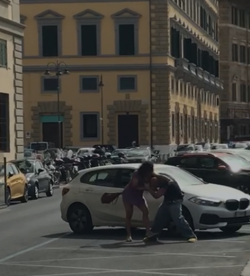 Donna si difende da un tentativo di scippo e mette in fuga un uomo picchiandolo. IL VIDEO