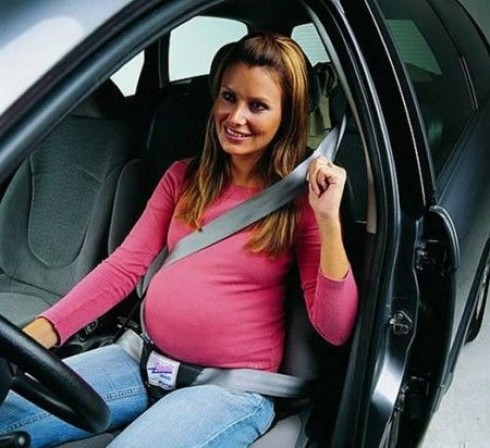 donna incinta alla guida