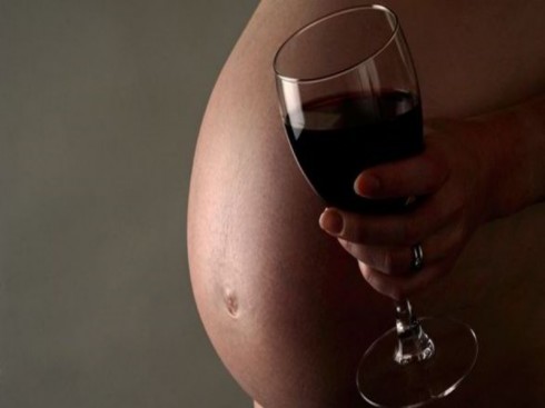 donna incinta che beve alcol donna incinta che beve alcol