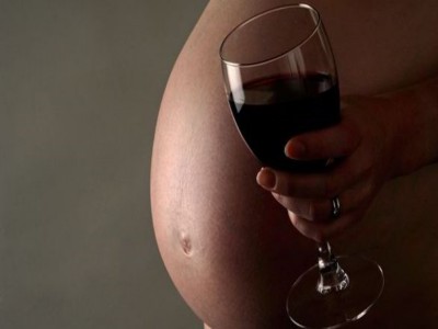 donna incinta che beve alcol