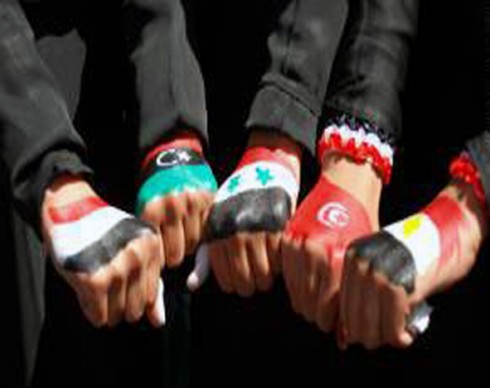 donne arabe con bandiere sulle mani 