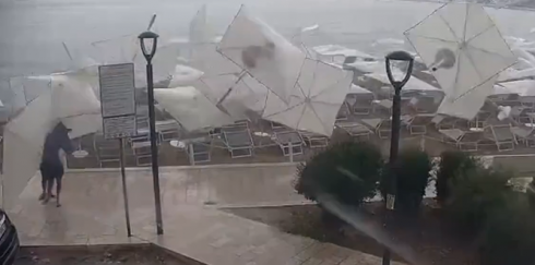 Ombrelloni in aria, panico in spiaggia, il "Downburst" colpisce la costa salentina