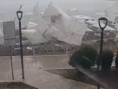 Ombrelloni in aria, panico in spiaggia, il "Downburst" colpisce la costa salentina