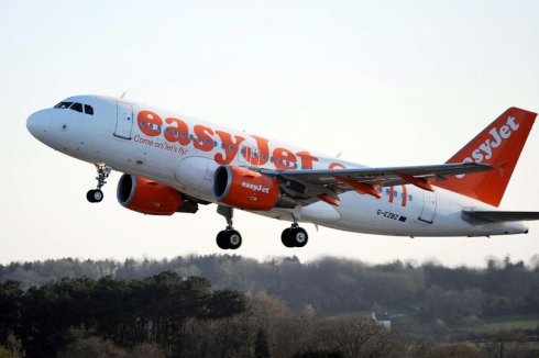 Il passeggero è ubriaco: volo EasyJet costretto ad atterraggio d'emergenza
