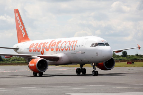 Passeggero ubriaco semina il panico su un aereo per Mahon. Arrestato dopo l'atterraggio.