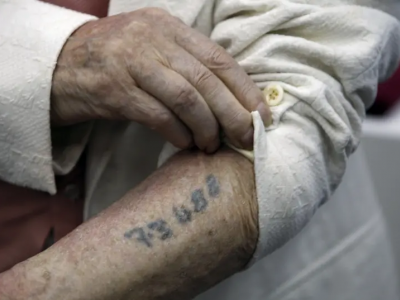 Un tribunale israeliano ha sospeso l’asta di un kit per tatuaggi usato ad Auschwitz.