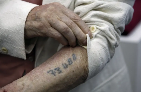 Un tribunale israeliano ha sospeso l’asta di un kit per tatuaggi usato ad Auschwitz.