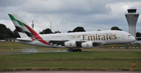 Scoppia una gomma ad un Airbus A380 di Emirates durante l'atterraggio a Birmingham