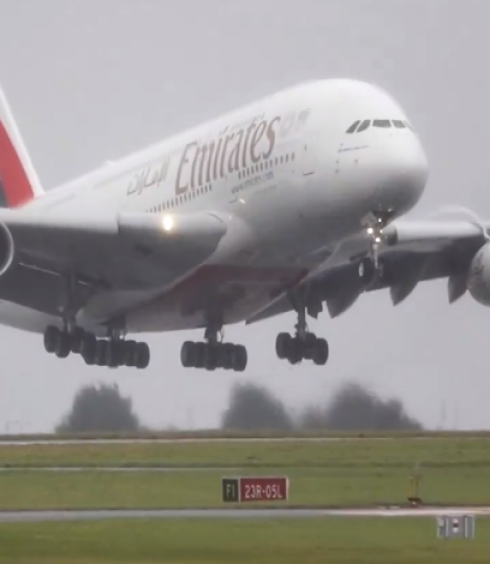 Vento forte a Manchester, un A380 interrompe atterraggio e decolla nuovamente a pochi metri da terra
