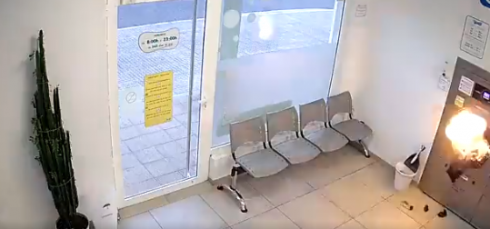Esplode un'asciugatrice di una lavanderia spagnola, uomo scampa alla morte per pochi secondi – Il video choc