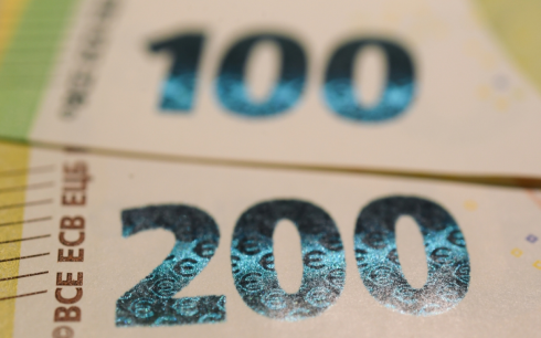 Arrivano le nuove banconote da 100 e 200 euro: ora staranno nel portafoglio