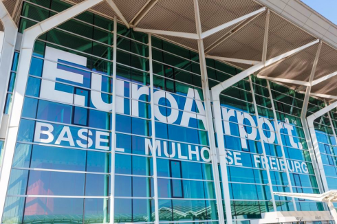 Allarme bomba, evacuato l'aeroporto Euro cani anti-bombe in azione