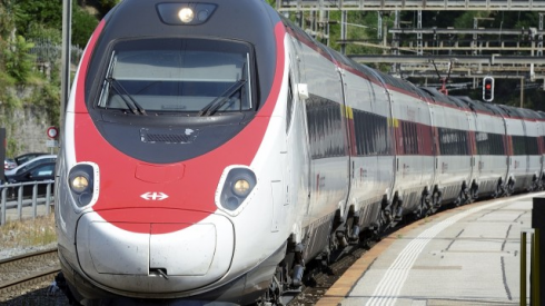 Fumo in cabina, treno evacuato. Un Eurocity diretto a Milano fermato a Claro