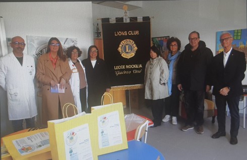 “La Scuola in Ospedale”: il Lions Club Lecce Nociglia dona il materiale didattico dello “Zaino Sospeso” al Vito Fazzi.