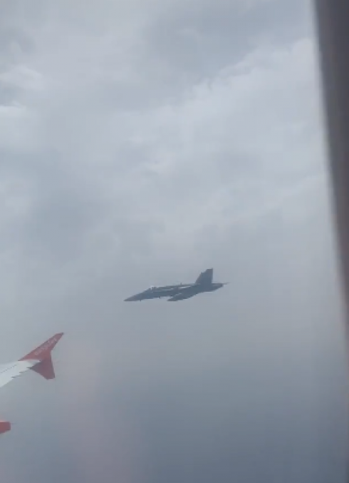 Spagna, aereo easyJet scortato a terra da jet militari: falso allarme bomba – IL VIDEO