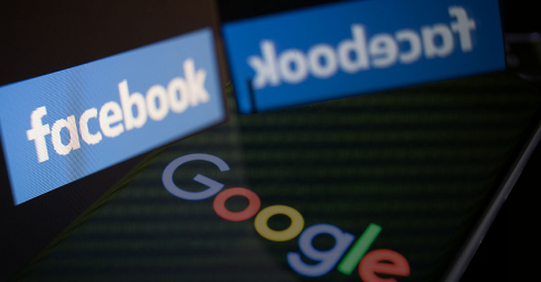 Facebook e Google dovranno pagare le testate giornalistiche per l'accesso alle loro notizie. 