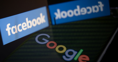 Facebook e Google dovranno pagare le testate giornalistiche per l'accesso alle loro notizie.
