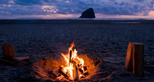 Ustionato dal falò sulla spiaggia? Il Comune paga i danni perché non ha rimosso le braci ardenti nascoste sotto la sabbia