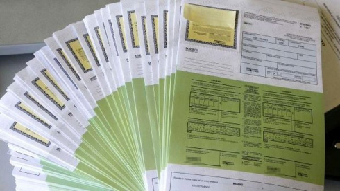 Polizze auto false vendute nei punti di frontiera, vittime a decine alcuni emigrati di rientro in Albania.