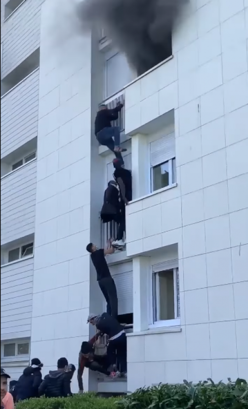 Francia, le incredibili immagini di alcuni giovani che formando una catena umana si arrampicano su un edificio per salvare una famiglia da un incendio – IL VIDEO -
