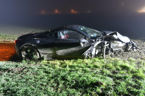 Ferrari contro un albero, si disintegra