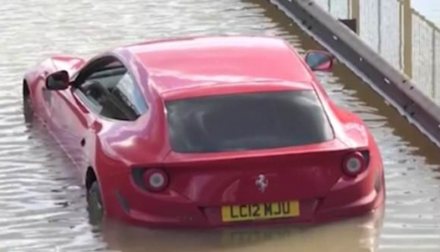 Londra, cede una tubatura: Supercar Ferrari FF galleggia su fiume d'acqua della North Circular - VIDEO