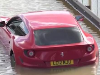 Londra, cede una tubatura: Supercar Ferrari FF galleggia su fiume d'acqua della North Circular - VIDEO