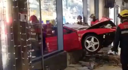 Ferrari 512 TR a tavoletta: la ‘rossa’ sfonda la vetrina [VIDEO]